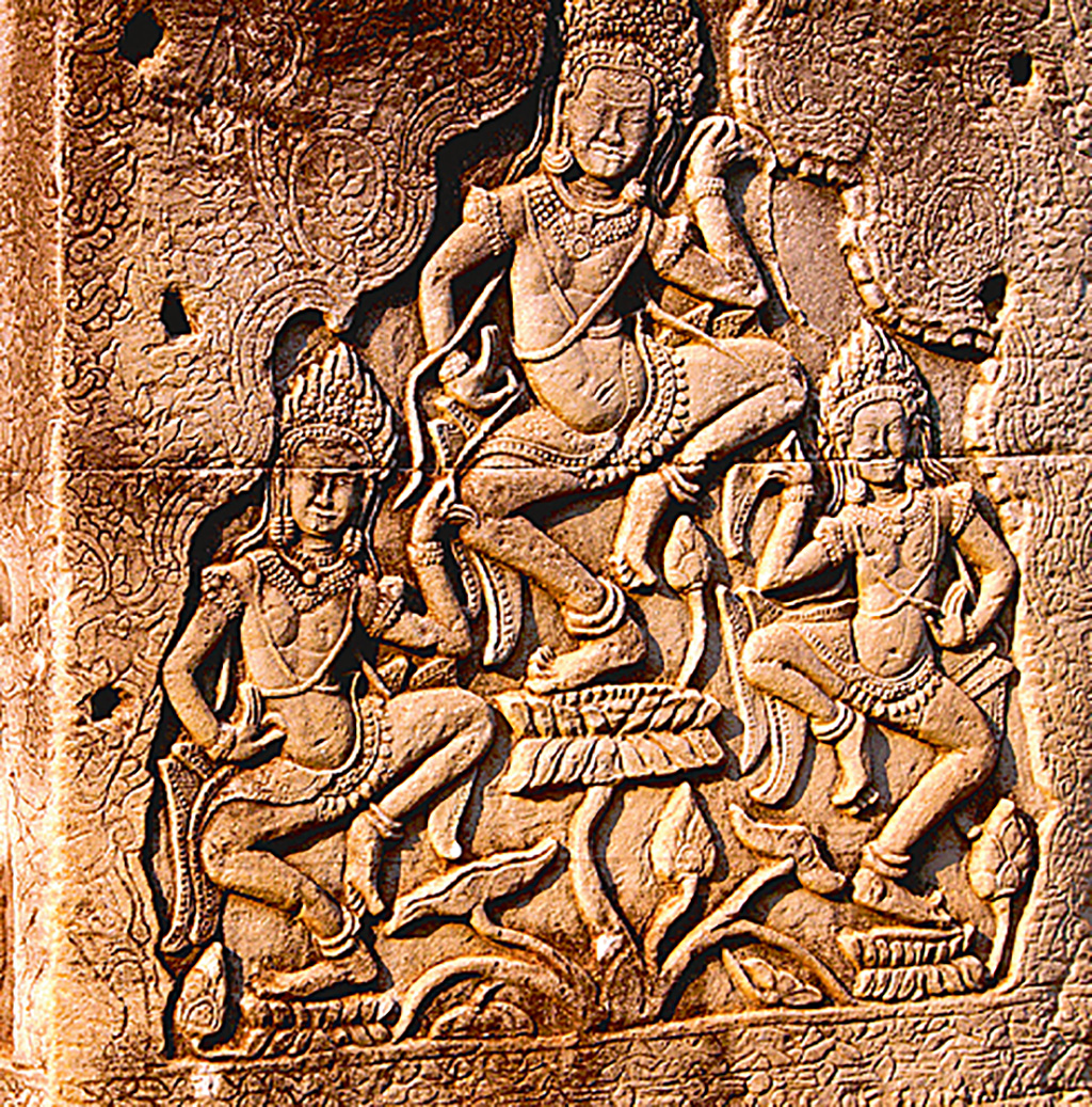 Здания, колонны, крыши и даже перемычки в Ангкор-Вате покрыты изящной резьбой. Грифоны, единороги, драконы, слоны, храбрые воины и обворожительные танцовщицы — километры рельефов можно изучать часами