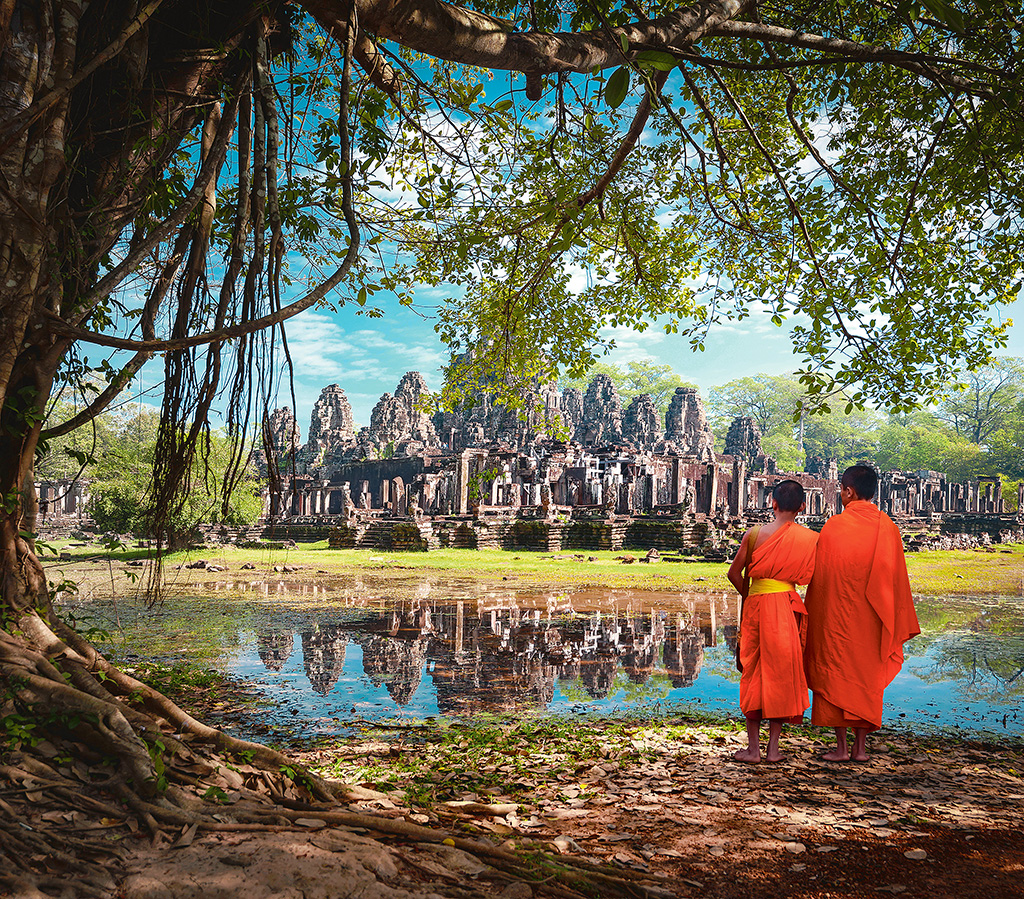 На северо-западе Камбоджи, где когда-то располагалась древняя столица государства кхмеров, сохранился огромный храмовый комплекс Ангкор-Ват. Он растянулся на 24 км с запада на восток и состоит из 200 храмов. Самое большое культовое сооружение в мире, построенное в XII веке, является одной из самых популярных достопримечательностей в мире.
