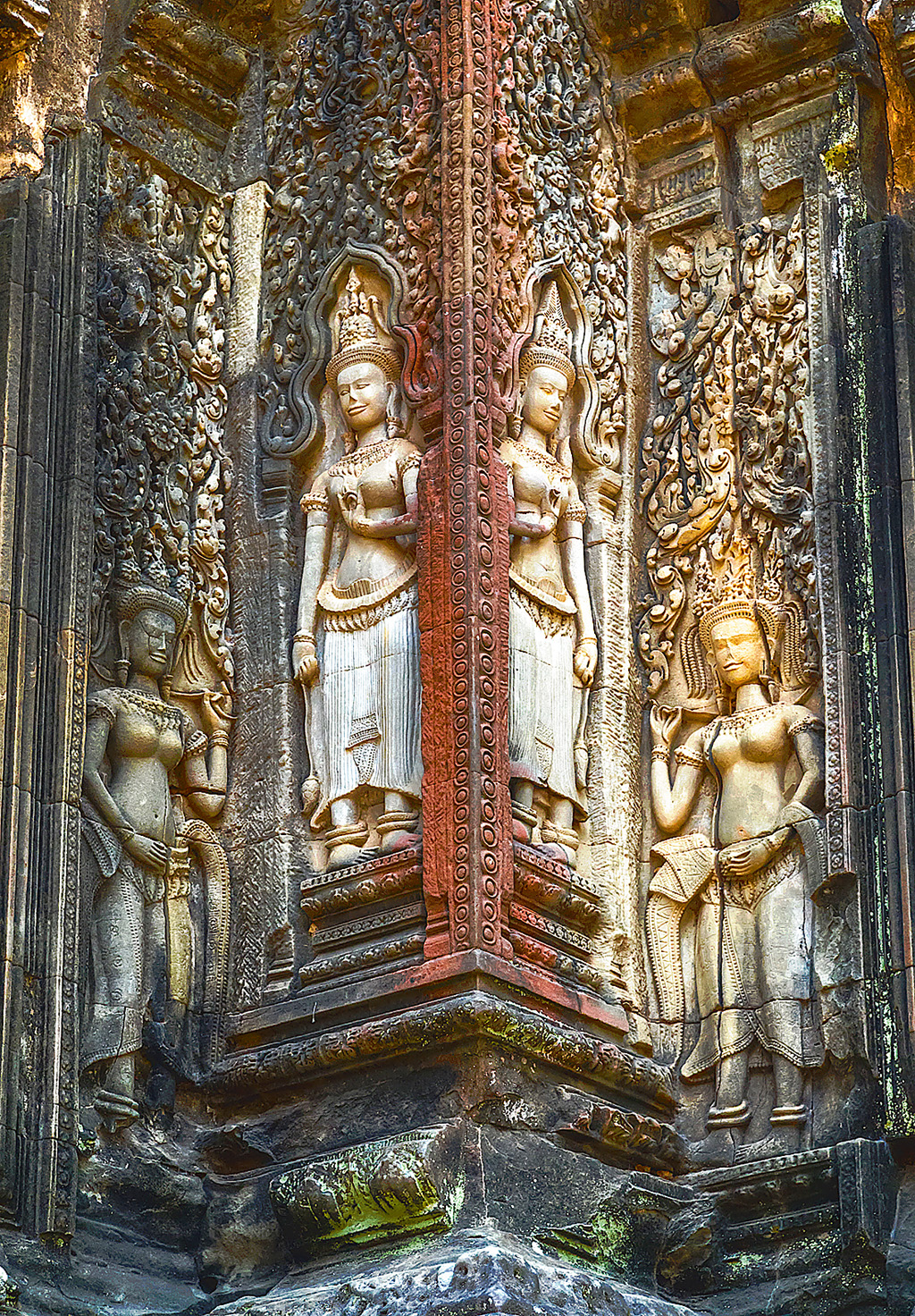 После распада Кхмерской империи в XV веке город Ангкор перестал быть столицей. Были заброшены почти все храмы, кроме Ангкор-Вата, но и он больше не использовался по назначению