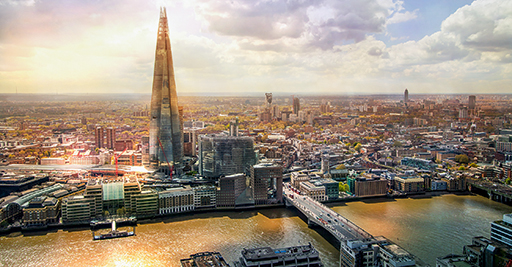 Общая площадь застекленных поверхностей небоскреба The Shard равна восьми футбольным полям, площадь помещений — 12,7 га, здание обслуживают 44 лифта Общая площадь застекленных поверхностей небоскреба The Shard равна восьми футбольным полям, площадь помещений — 12,7 га, здание обслуживают 44 лифта